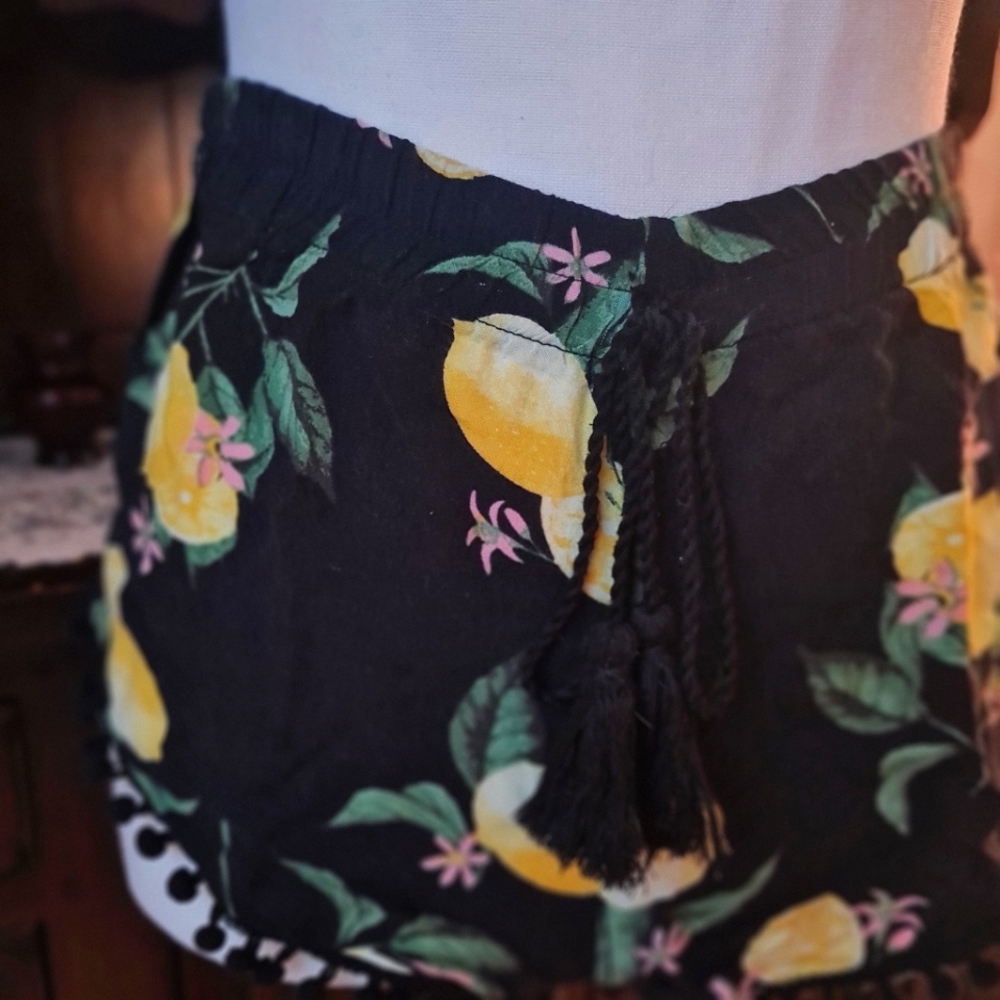 Short Shorts Black Pom Pom with Lemons Derek Heart size Small